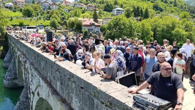 Photo of Obilježena 33. godišnjica stradanja Bošnjaka Višegrada: 3.000 ruža za 3.000 života