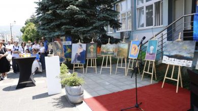 Photo of Izložba radova učenika Srednje škole primijenjenih umjetnosti i ALU Sarajevo na Obali Maka Dizdara