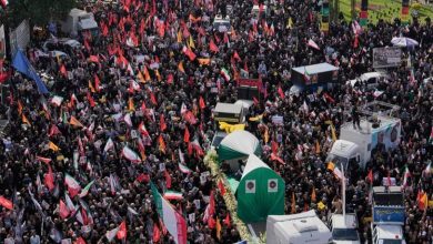 Photo of Ogromne mase okupile su se u centru Teherana na sahrani ubijenih zvaničnika