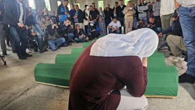 Photo of FOTO/Tišina, bol i posljednji oproštaj sa najmilijim u Potočarima