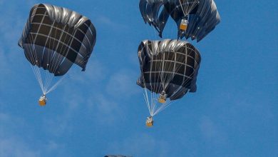 Photo of Humanitarna pomoć iz zraka bačena iznad Deir al-Balaha u centralnoj Gazi