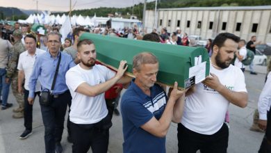 Photo of Učesnici Marša mira iz Fabrike akumulatora iznijeli tabute sa sedam žrtava genocida