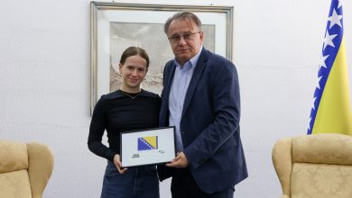 Photo of Nikšić tokom razgovora sa bh. plivačicom Zerinom Vrabac: Ti si ponos BiH