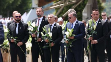 Photo of Cvijeće na Memorijalnom kamenu, ‘Srebrenički inferno’ za oproštaj s najdražim