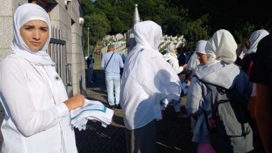 Photo of Članice Udruženja pokret ‘Majke enklava Srebrenica i Žepa’ podijelile bijele marame u Potočarima