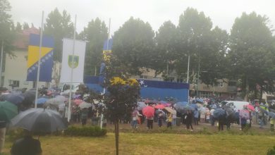Photo of Tužna kolona sa posmrtnim ostacima sedam žrtava genocida zaustavila se u Vogošći