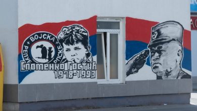 Photo of Duraković: Povratnici uznemireni, mural Mladiću mora biti uklonjen zakonskim putem