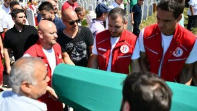 Photo of Klanjana dženaza doktorici Aidi Softić na mezarju Vlakovo