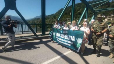 Photo of U znak sjećanja na žrtve Foče sa Karlovog mosta u Drinu spuštene ruže