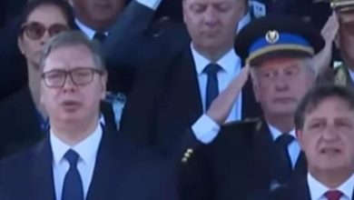 Photo of Načelnik Zajedničkog štaba OSBiH Gojko Knežević na vojnoj paradi u Beogradu “čuva leđa” Vučiću
