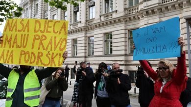 Photo of Protest ispred Vlade KS zbog uskraćene podrške djeci s poteškoćama