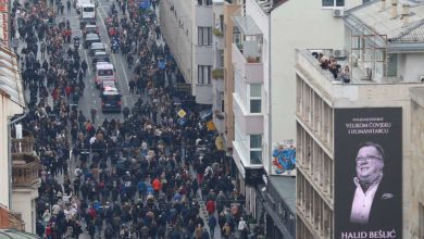 Photo of Hiljade ljudi ispratilo Halida Bešlića nakon klanjanja dženaze u Begovoj džamiji