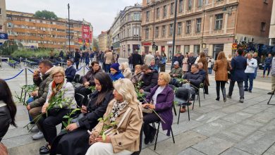 Photo of Građani sa cvijetom ljiljana  ispred Narodnog pozorišta pratili komemoraciju