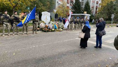 Photo of Položeno cvijeće na spomenik ubijenim sarajevskim policajcima Adisu Šehoviću i Davoru Vujinoviću