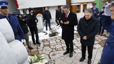Photo of Komšić i Bećirović položili cvijeće na Kovačima: BiH je neuništiva, generacije će je čuvati