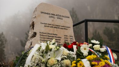 Photo of Delegacije položile cvijeće na spomen-obilježju Kazani: Odati počast nevino ubijenim sugrađanima je velika odgovornost
