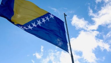 Photo of Zastava Bosne i Hercegovine svečano podignuta na Humu, prisustvovali Bećirović i Komšić