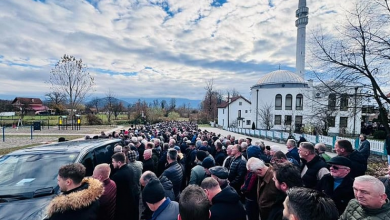 Photo of Klanjana dženaza svirepo ubijenoj Aldini Jahić