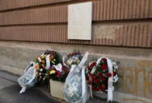 Photo of Položeno cvijeće na mjestu pogibije osam Sarajlija u Gimnazijskoj ulici