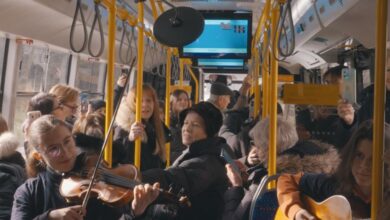 Photo of Maturanti Muzičke škole iznenadili putnike trolejbusa mini koncertom