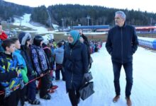 Photo of Ministrica Hota-Muminović posjetila učenike koji na Bjelašnici uče osnove skijanja