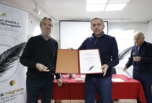 Photo of Faruku Šehiću godišnja nagrada Društva pisaca u BiH