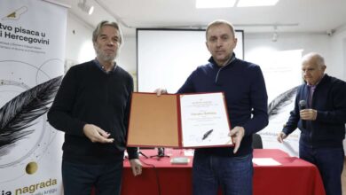 Photo of Faruku Šehiću godišnja nagrada Društva pisaca u BiH