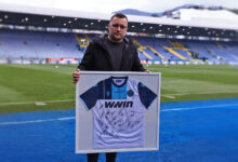 Photo of Uposlenik TVSA / FK Željezničar uručio priznanje Nedimu Selimbegoviću, oficijelom spikeru sa Grbavice