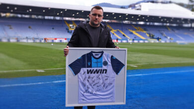 Photo of Uposlenik TVSA / FK Željezničar uručio priznanje Nedimu Selimbegoviću, oficijelnom spikeru sa Grbavice