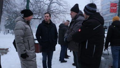 Photo of FOTO/Jutros nastavljena akcija na čišćenju snijega sa pješačkih prostora u centru Sarajeva