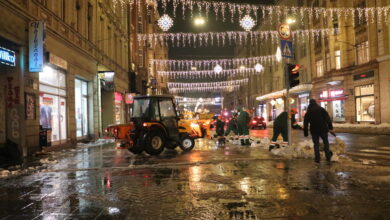 Photo of FOTO/Kasno sinoć radnici VIK-a i Rad-a uklanjali snijeg iz Titove ulice u centru grada