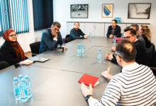 Photo of Zamjenici ambasadora UK, zemalja regiona i Zapadnog Balkana posjetili Memorijalni centar Srebrenica: Uloga obrazovanja i kulture sjećanja u fokusu posjete