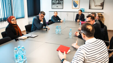 Photo of Zamjenici ambasadora UK, zemalja regiona i Zapadnog Balkana posjetili Memorijalni centar Srebrenica: Uloga obrazovanja i kulture sjećanja u fokusu posjete