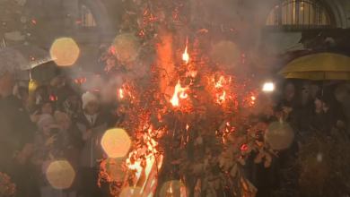 Photo of Uoči Božića: Vjernici zapalili badnjak u dvorištu Stare pravoslavne crkve u Sarajevu