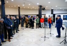Photo of U Galeriji BKC-a postavljena izložba postera “Sarajevske zime” umjetnika Kemala Hromića