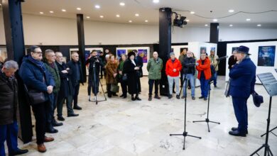 Photo of U Galeriji BKC-a postavljena izložba postera “Sarajevske zime” umjetnika Kemala Hromića