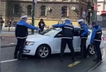 Photo of Uhapšen 28-godišnjak koji je autom krenuo prema demonstrantima, pronađena droga i municija