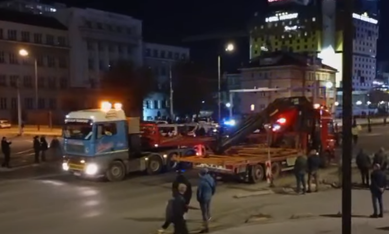 Teška mehanizacija uklanja tramvaj sa glavne saobraćajnice u centru Sarajeva