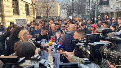 Photo of Nastavak protesta u Sarajevu: Manji broj okupljenih, poručuju da će istrajati u svojim zahtjevima