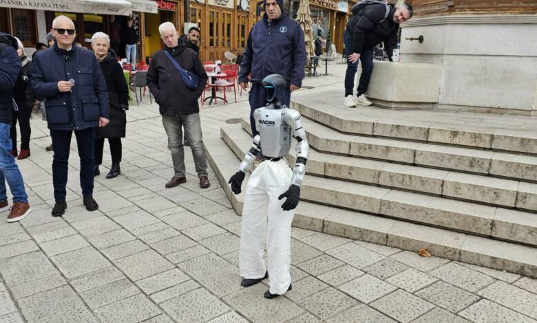 Roby-humanoidni robot prošetao Baščaršijom, zahvalio se na lijepom dočeku