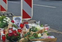 Photo of Građani se mirno okupili ispred Zemaljskog muzeja, odana počast žrtvama tramvajske nesreće i poruke podrške povrijeđenoj djevojci