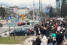 Photo of Počelo okupljanje ispred Zemaljskog muzeja, mladima se pridružuju i građani