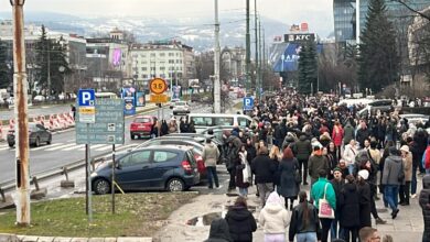 Photo of Počelo okupljanje ispred Zemaljskog muzeja, mladima se pridružuju i građani