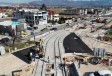 Photo of Asfaltira se saobraćajnica u Hrasnici, završni radovi na raskrsnici na Ilidži, dužinom cijele trase buduće pruge se izvode radovi