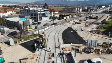 Photo of Asfaltira se saobraćajnica u Hrasnici, završni radovi na raskrsnici na Ilidži, dužinom cijele trase buduće pruge se izvode radovi