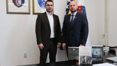 Photo of Predsjedavajući Okerić na sastanku s direktorom Džananovićem: Nastaviti jačati institucionalnu podršku radu Instituta