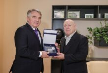 Photo of Komšić u Ljubljani uručio Povelju Kulina bana Emilu Šuštaru za doprinos BiH tokom rata