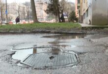 Photo of EKOLOŠKA BOMBA U CENTRU SARAJEVA: Zbog jedne daske i spore administracije, stanari se mjesecima guše u fekalijama