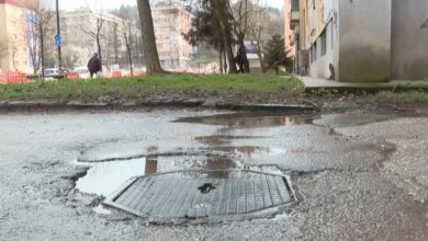 Photo of EKOLOŠKA BOMBA U CENTRU SARAJEVA: Zbog jedne daske i spore administracije, stanari se mjesecima guše u fekalijama