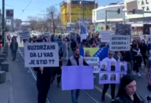 Photo of Na protestima ispred Zemaljskog muzeja manje građana u odnosu na prethodna okupljanja